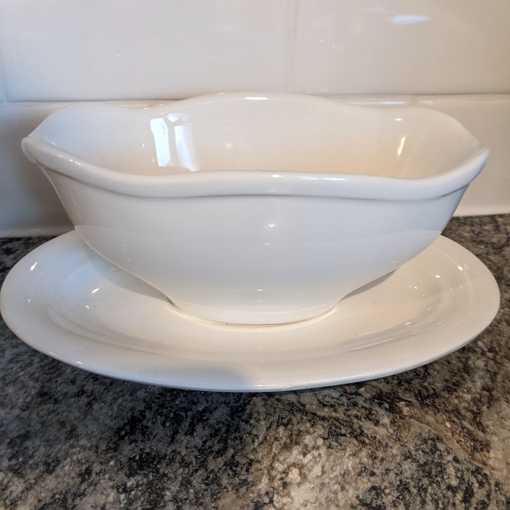 Ceramic Gravy/Sauce Boat with attached base
